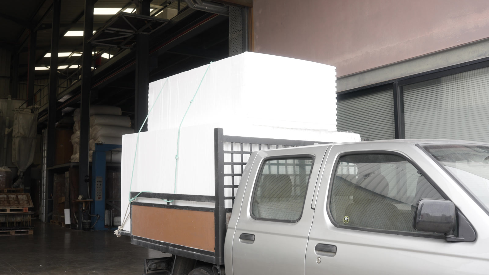 Vehicle transporting stacked EPS for local recovery in Madeira (2026)